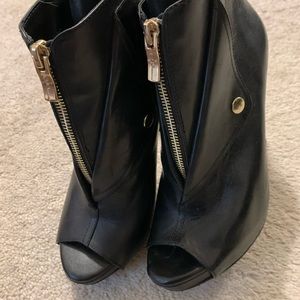 BCBG Generation Blk Leather Booties Sz 7.5